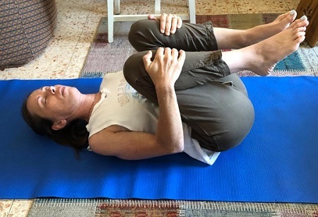 knee to chest stretch demonstration for lumbar pain relief